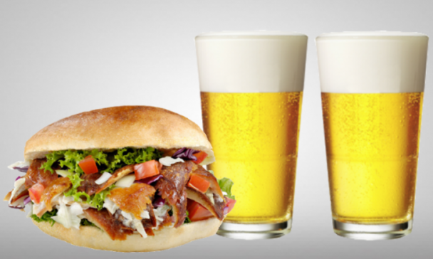 Broodje doner met twee pilsjes op een witte achtergrond